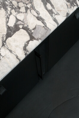 Minimalist kitchen design at Gutleutstraße featuring matte black cabinetry and marble countertop before matter, architecture & interior design studio Frankfurt am Main