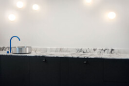 Minimalist kitchen design at Gutleutstraße featuring matte black cabinetry and marble countertop before matter, architecture & interior design studio Frankfurt am Main