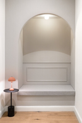Arches and molding details bring a touch of classic elegance to the modern design at Guiollettstraße before matter, architecture & interior design studio Frankfurt am Main