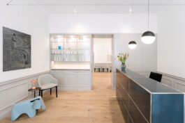 Neutral tones and light wood flooring create a calming waiting area at Guiollettstraße before matter, architecture & interior design studio Frankfurt am Main