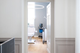 Bright treatment room at Guiollettstraße equipped with state-of-the-art medical technology before matter, architecture & interior design studio Frankfurt am Main