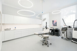 Bright treatment room at Guiollettstraße equipped with state-of-the-art medical technology before matter, architecture & interior design studio Frankfurt am Main