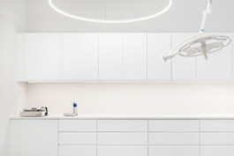 Bright treatment room at Guiollettstraße equipped with state-of-the-art medical technology before matter, architecture & interior design studio Frankfurt am Main