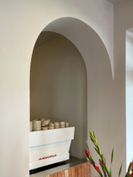 Soft lighting in Bon'gu enhances the warm tones of the Mediterranean-inspired restaurant design. before matter interior design frankfurt before matter, architecture & interior design studio Frankfurt am Main