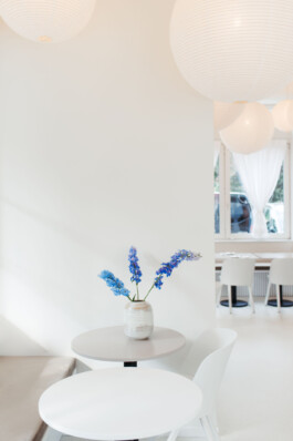 Sleek furniture and soft white tones create a minimalist interior at Diningraum before matter, architecture & interior design studio Frankfurt am Main