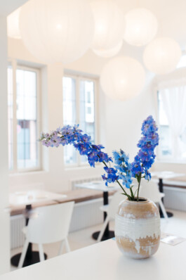 Sleek furniture and soft white tones create a minimalist interior at Diningraum before matter, architecture & interior design studio Frankfurt am Main