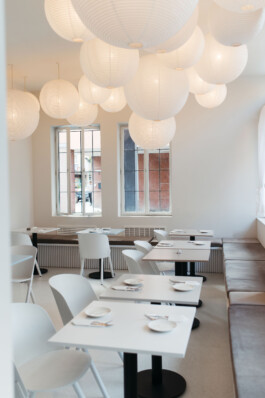 Expansive windows allow natural light to flood into the airy Diningraum interior before matter, architecture & interior design studio Frankfurt am Main