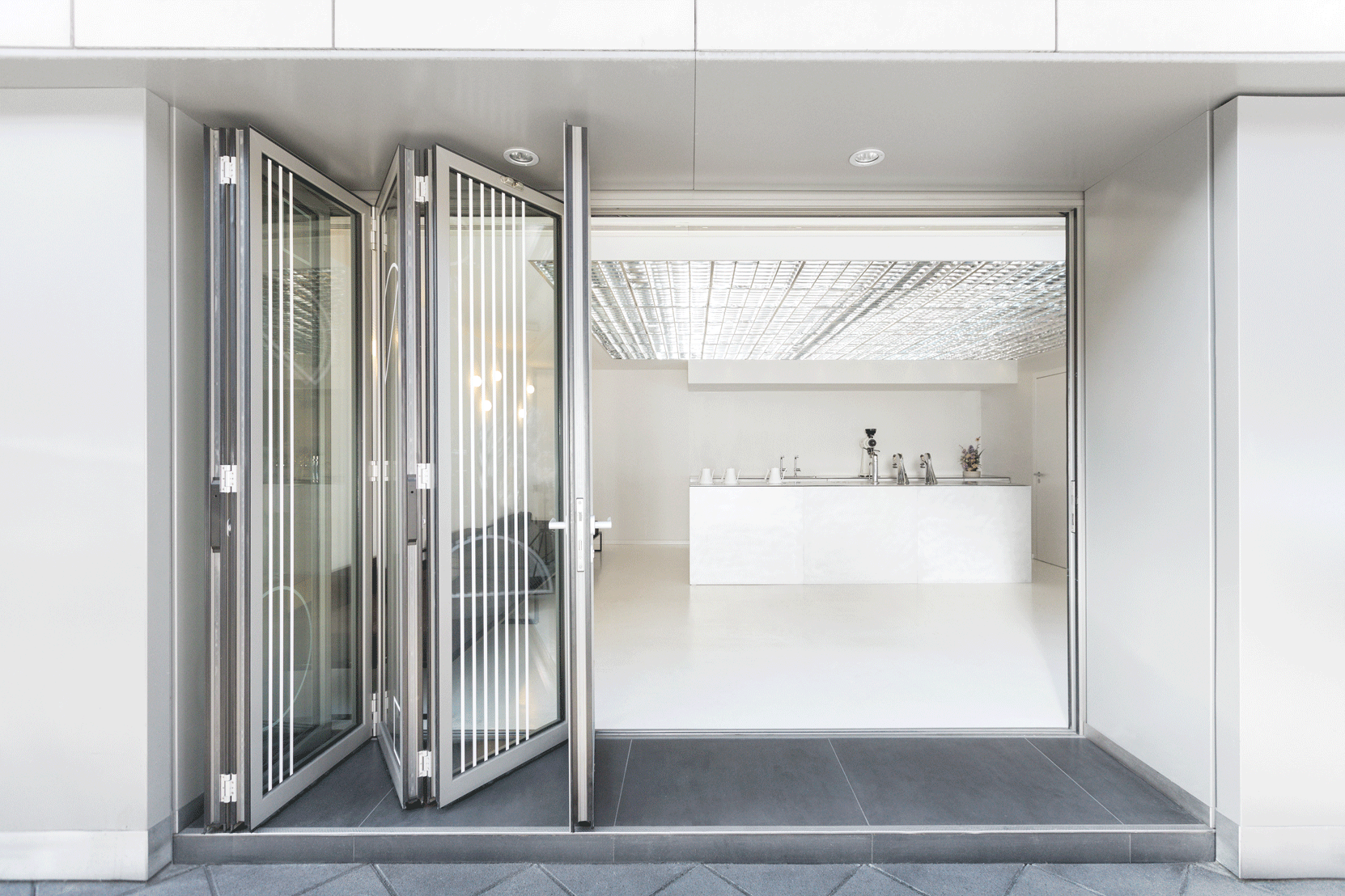 Modern seating area at einszwei with clean lines and open doors before matter, architecture & interior design studio Frankfurt am Main